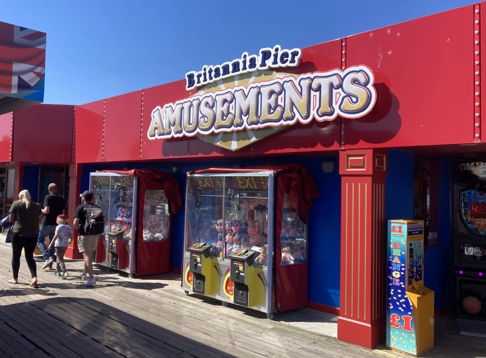 britannia pier signage