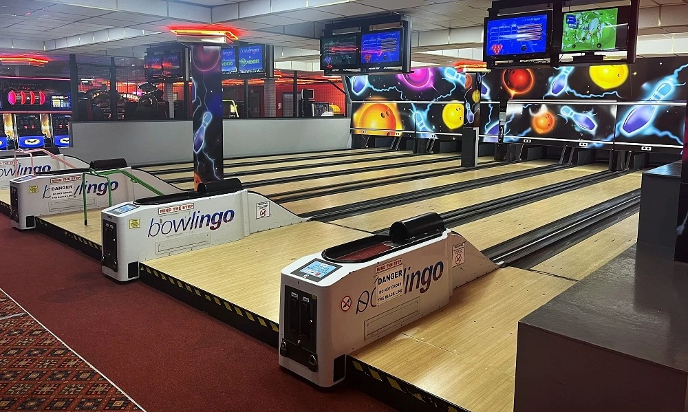 8 lane bowlingo alley