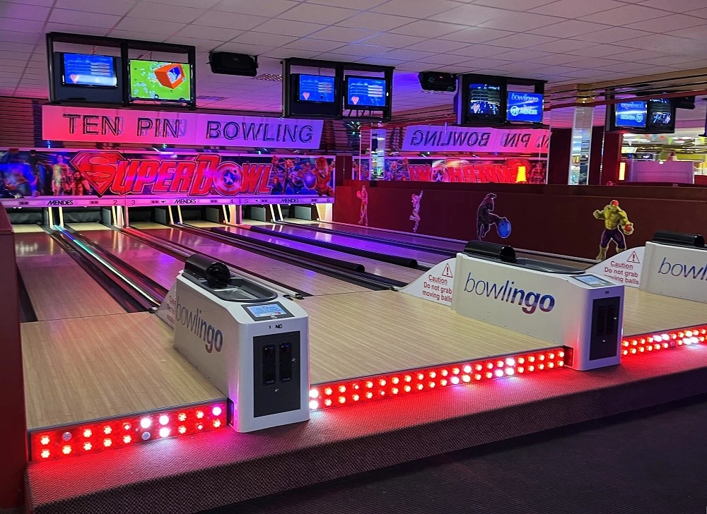 six lane bowlingo alley