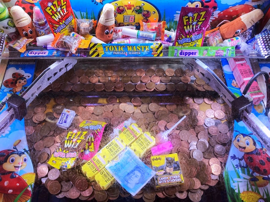 busy bees coin pusher with prizes