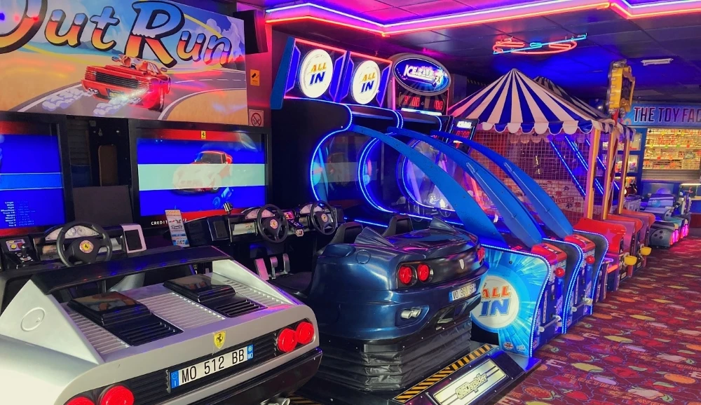 outrun racing game arcade machine
