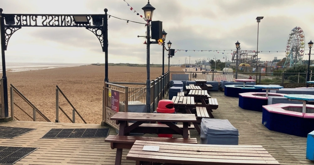 playa at the pier seating area