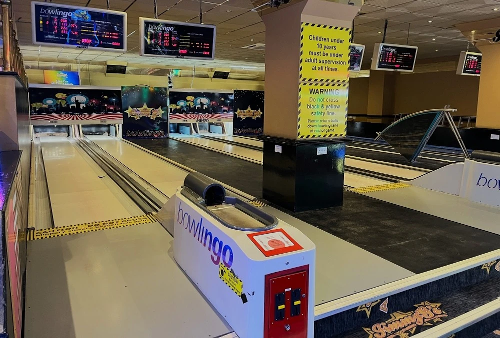 six lane bowlingo alley
