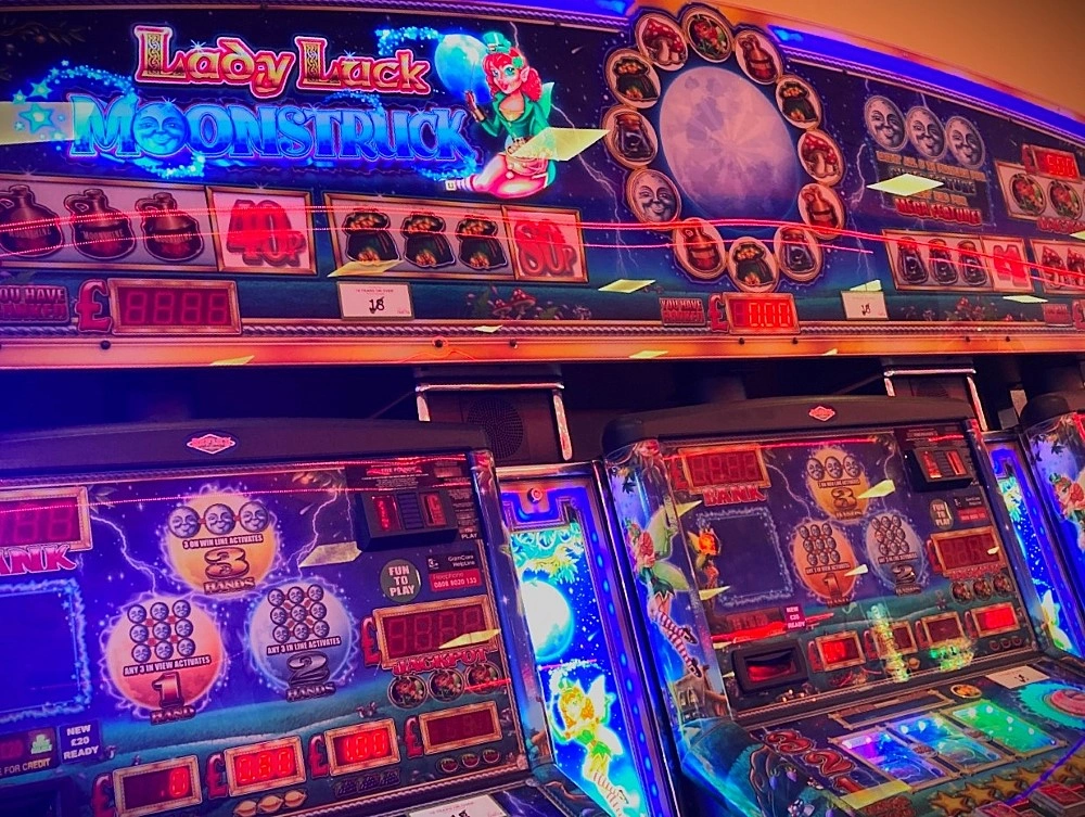 lady luck moonstruck fruit machines