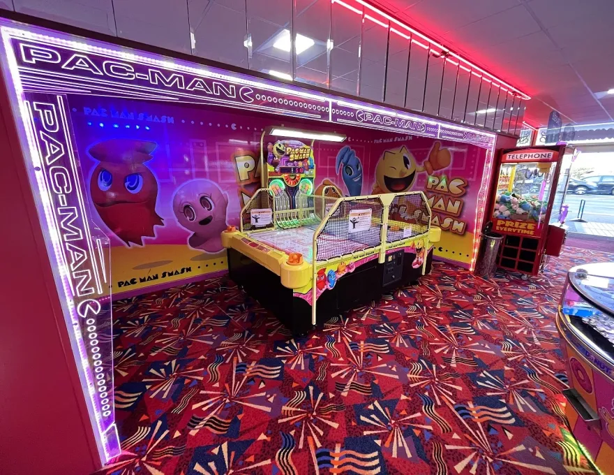 pac man smash air hockey display