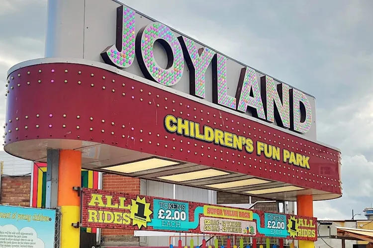 joyland amusements fun park sign