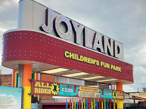 joyland amusements fun park sign